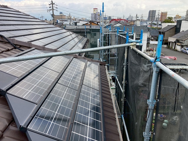 平板瓦の上に設置された太陽光パネル